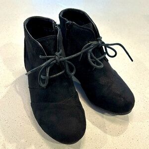 SHEIN (like Tom’s ) brand shoe -  girls 2.0  size wedge zip up